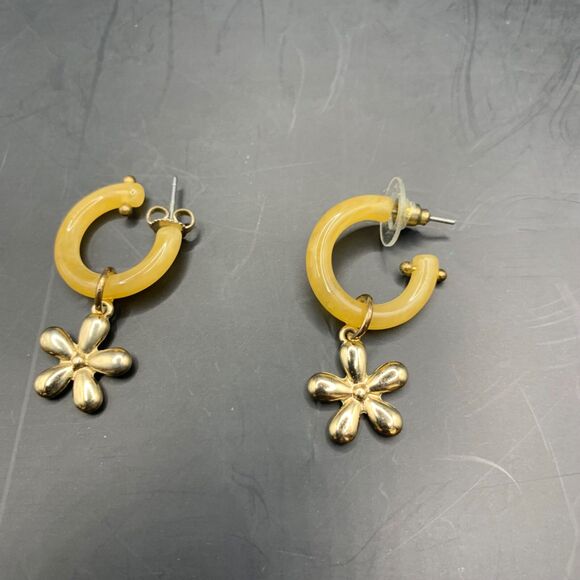 Vintage Earrings Yellow Lucite Gold tone Flower 1.5 inch Hoop Dangle Drop 70s - Picture 4 of 8
